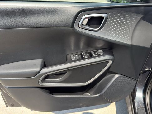Used 2025 Kia Soul LX w/ LX Technology Package FWD image 9