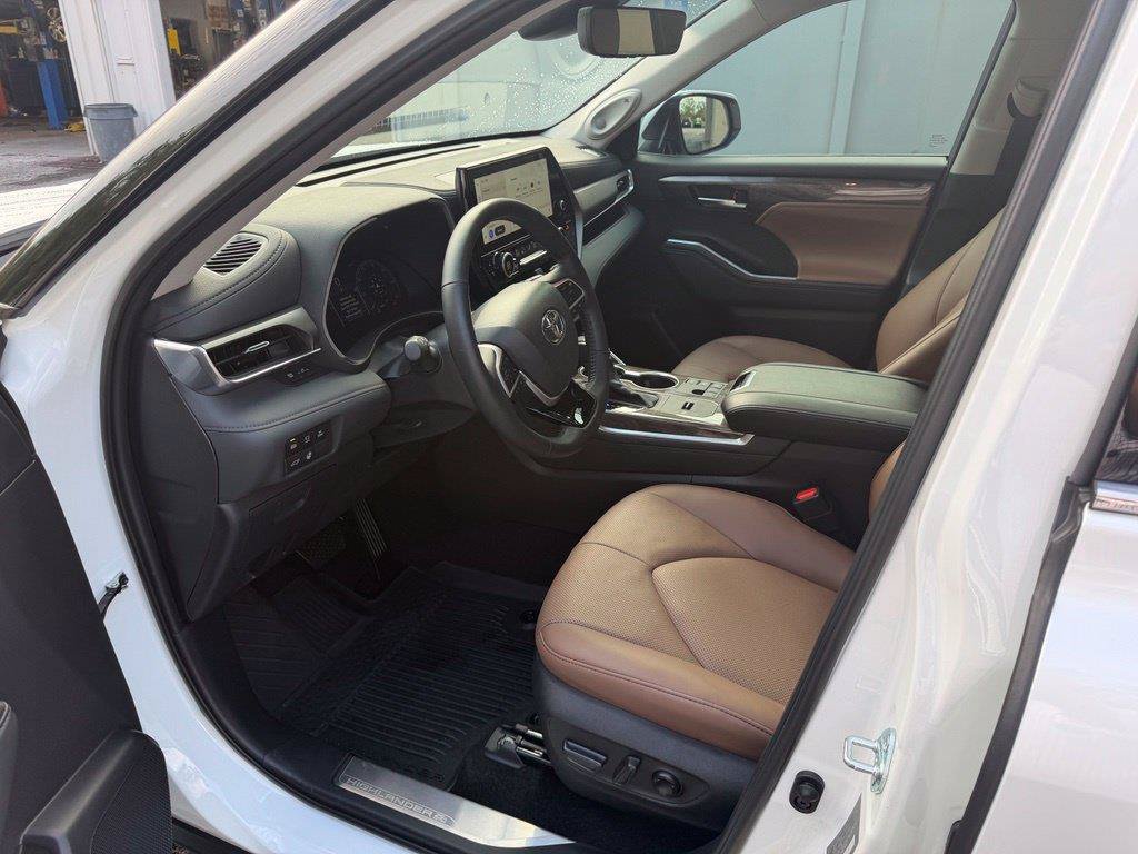 Used 2025 Toyota Highlander Limited AWD/4WD image 17