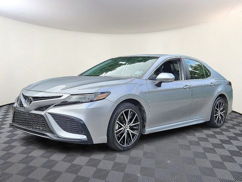 Used 2023 Toyota Camry SE image 3