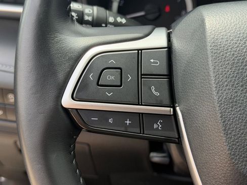 Used 2025 Toyota Highlander LE FWD image 23