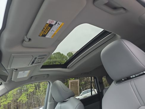 Used 2023 Toyota Highlander XLE image 32