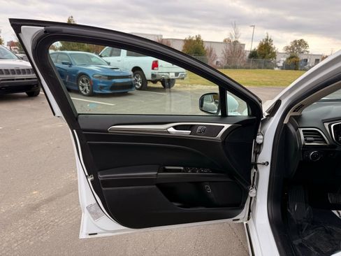 Used 2018 Ford Fusion SE w/ Equipment Group 602A FWD image 11