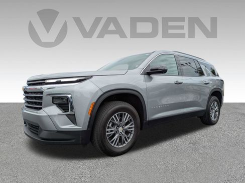 Used 2025 Chevrolet Traverse LT w/ Driver Confidence Package FWD image 2