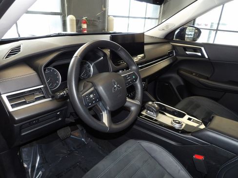 Used 2025 Mitsubishi Outlander SE image 26
