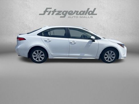Used 2022 Toyota Corolla LE FWD image 3