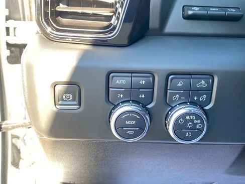 Used 2025 GMC Sierra 3500 AT4 w/ AT4 Premium Plus Package image 21