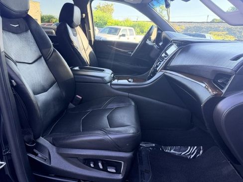 Used 2019 Cadillac Escalade ESV 2WD image 19