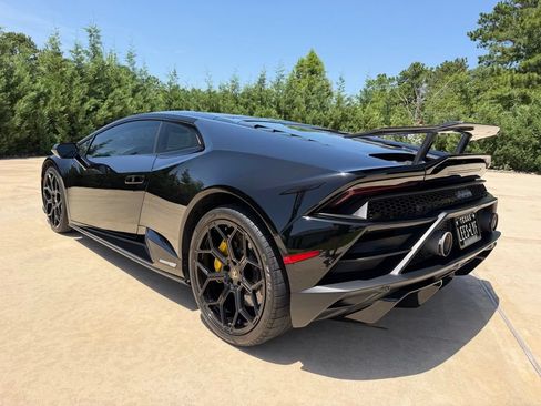 Used 2021 Lamborghini Huracan EVO RWD image 5