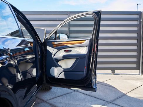 Used 2021 Bentley Bentayga image 20