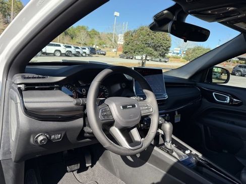 New 2026 Jeep Compass Latitude image 15