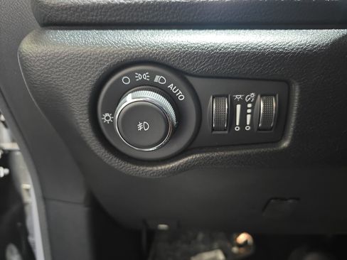 Used 2025 Chrysler Pacifica Limited FWD image 22