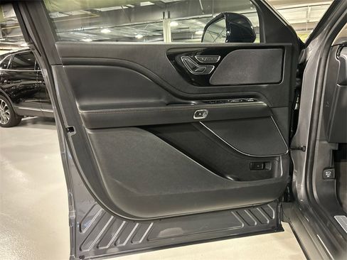 Used 2023 Lincoln Aviator AWD w/ Premium Package image 9
