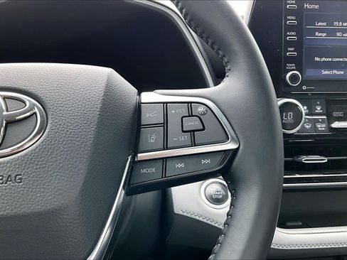 Used 2021 Toyota Highlander XLE FWD image 24