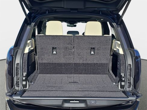 New 2025 Land Rover Range Rover Long Wheelbase SE image 15