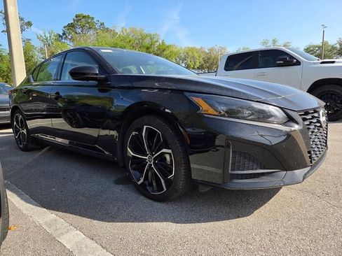 Used 2025 Nissan Altima 2.5 SR image 3