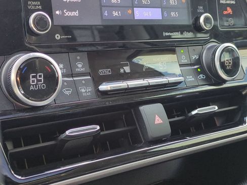 Used 2021 Toyota Highlander XLE FWD image 20