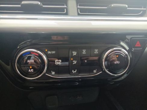 Used 2025 Chevrolet Trax LT w/ LT Convenience Package FWD image 13