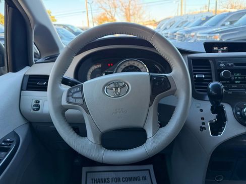 Used 2011 Toyota Sienna SE w/ Preferred Pkg image 11
