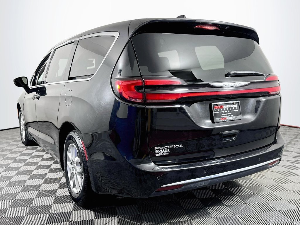 Used 2024 Chrysler Pacifica Touring-L FWD image 5