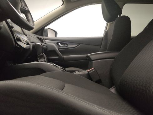 Used 2020 Nissan Rogue SV FWD image 17