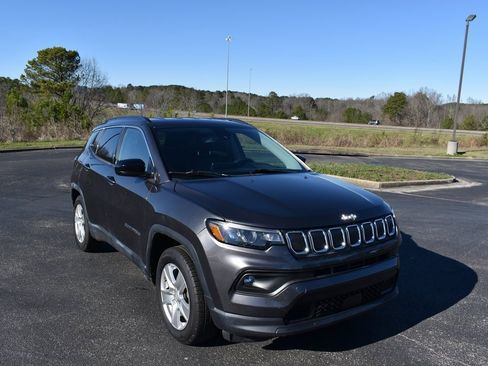 Used 2022 Jeep Compass Latitude image 1