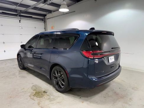 Used 2025 Chrysler Pacifica Limited FWD image 5