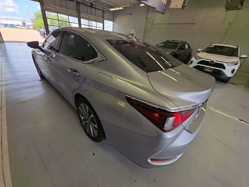 Used 2022 Lexus ES 350 w/ Premium Package FWD image 4