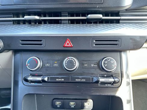 Used 2023 Kia Carnival LX image 16