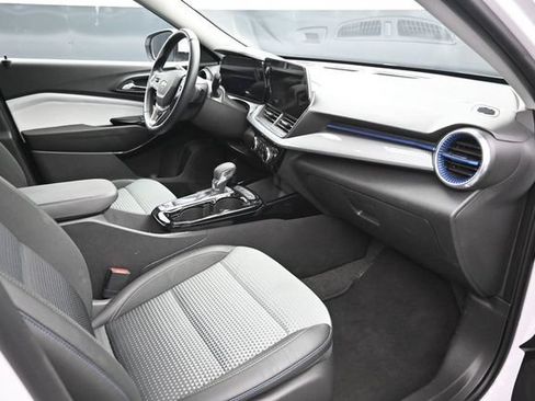 Used 2025 Chevrolet Trax LT w/ LT Convenience Package FWD image 18