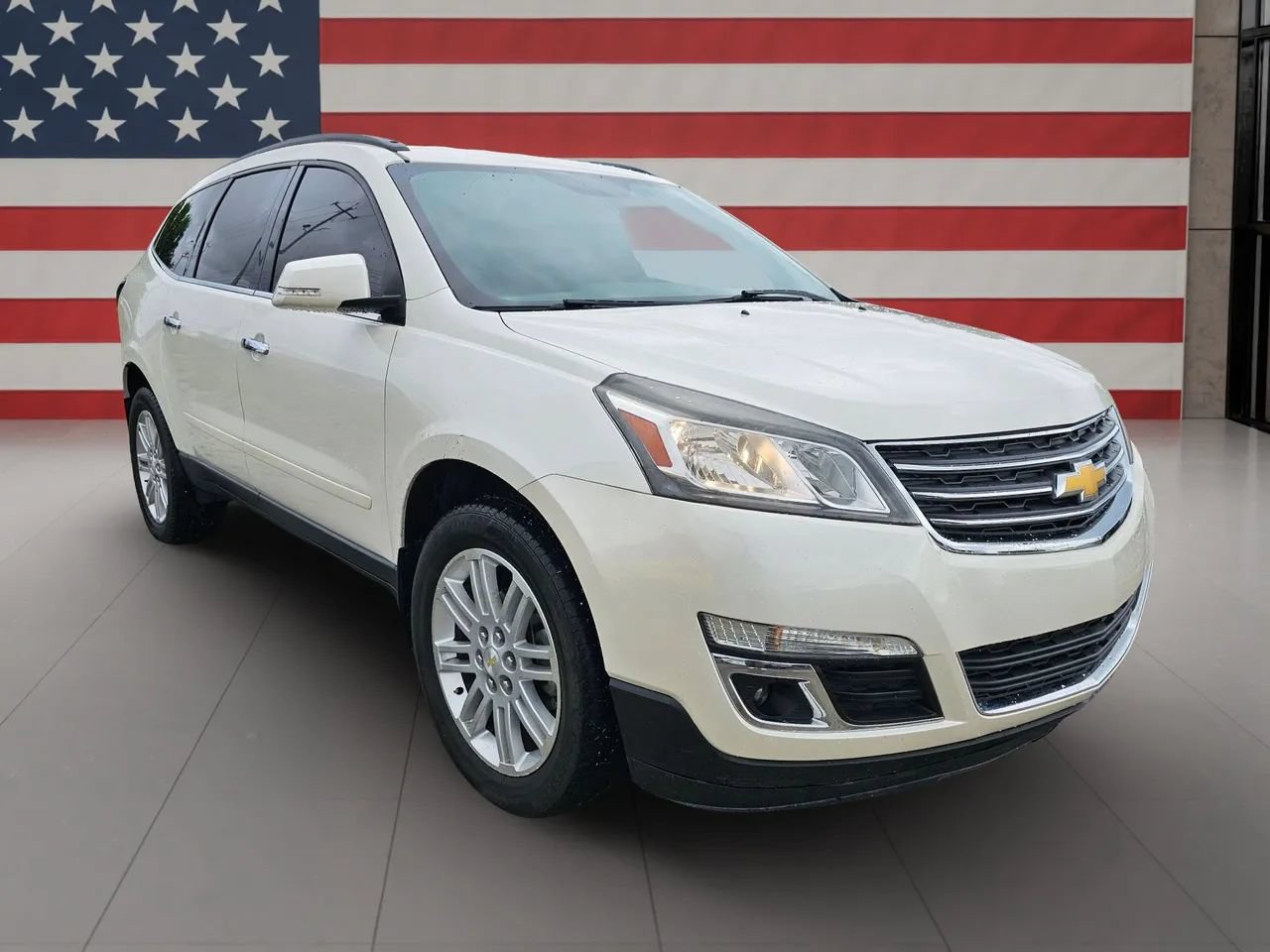 Used 2015 Chevrolet Traverse LT w/ Style and Technology Package FWD image 2
