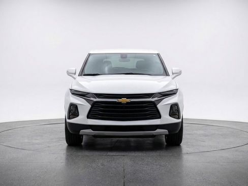 Used 2025 Chevrolet Blazer LT FWD image 2