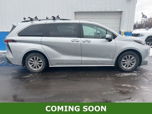 Used 2022 Toyota Sienna XLE image 1