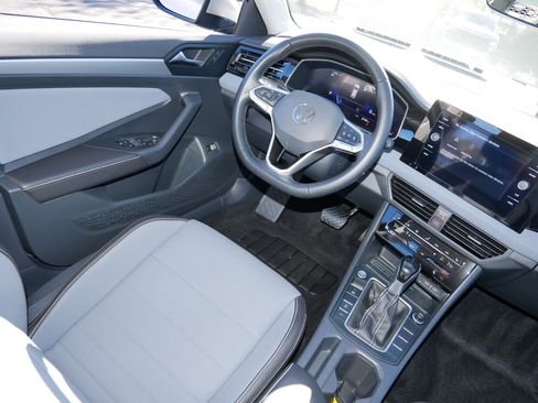 Certified 2025 Volkswagen Jetta SE w/ Sunroof Package image 9