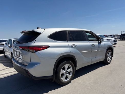 Used 2023 Toyota Highlander LE AWD/4WD image 2