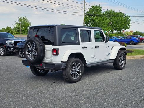 Used 2024 Jeep Wrangler Unlimited w/ Convenience Group AWD/4WD image 13