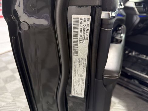 Used 2023 Jeep Grand Cherokee Overland w/ Luxury Tech Group IV image 29