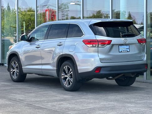 Used 2017 Toyota Highlander LE AWD/4WD image 5