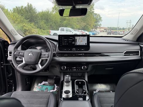 Used 2025 Mitsubishi Outlander SE FWD image 15
