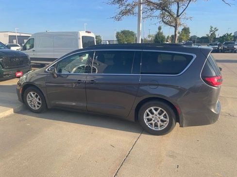 Used 2022 Chrysler Pacifica Touring-L FWD image 3