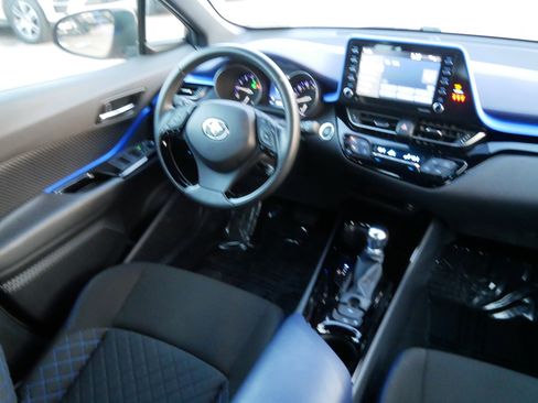 Used 2020 Toyota C-HR XLE image 9