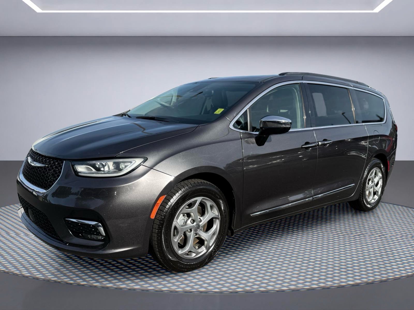 Used 2023 Chrysler Pacifica Limited FWD image 1
