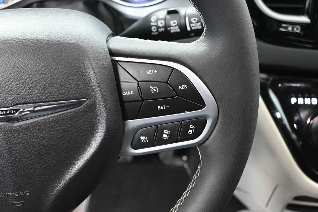 Used 2024 Chrysler Pacifica Touring-L FWD image 21