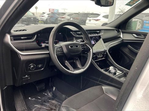 Used 2024 Jeep Grand Cherokee L Laredo image 10