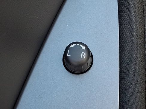Used 2025 Nissan Leaf S FWD image 18