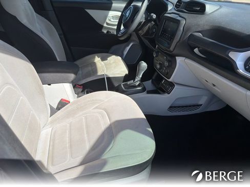 Used 2020 Jeep Renegade Latitude FWD image 28