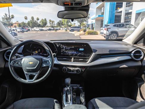 Used 2024 Chevrolet Trax LT w/ LT Convenience Package FWD image 10