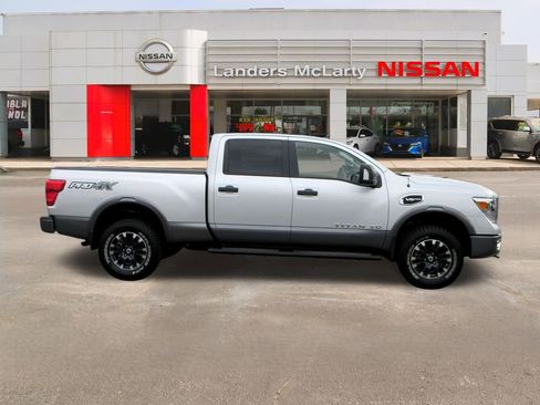 Used 2019 Nissan Titan PRO-4X w/ Pro-4x Convenience Package image 2