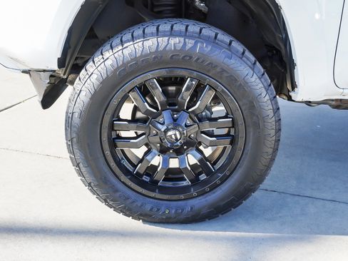 Used 2018 Toyota Tacoma TRD Sport image 12