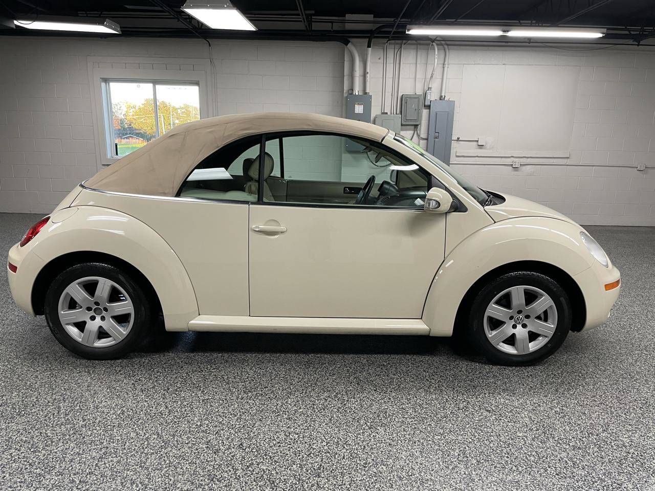 Used 2007 Volkswagen Beetle Convertible w/ Package 1 FWD image 5