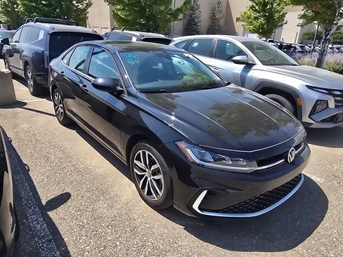 Used 2025 Volkswagen Jetta SE w/ Sunroof Package FWD image 8